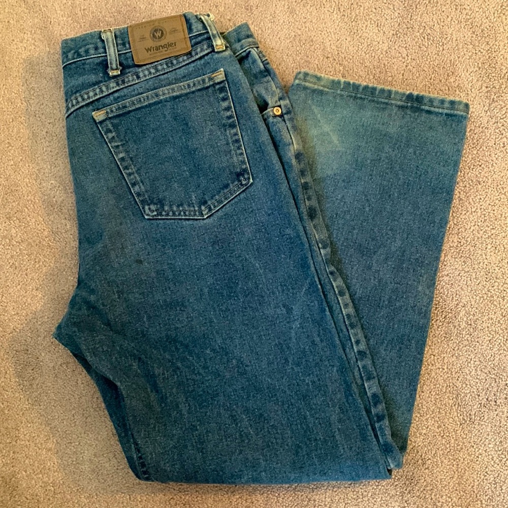 Wrangler Jeans 38 x 32 Classic Med Fade Denim Blue Jeans in great condition